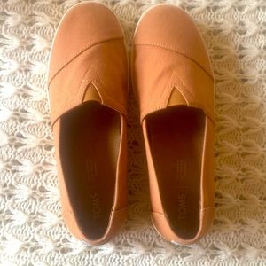 NWOT Canvas TOMS. Size 8. Tan in color.